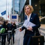 Immagine creata dall'intelligenza artificiale, che ritrae la Primo Ministro Georgia Meloni presso la sede del Parlamento europeo a Bruxelles