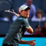 Immagine del tennista italiano Jennik Sinner durante una partita di tennis