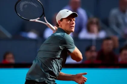 Immagine del tennista italiano Jennik Sinner durante una partita di tennis