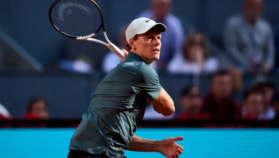 Immagine del tennista italiano Jennik Sinner durante una partita di tennis